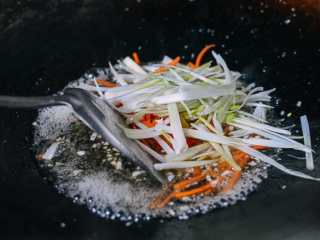 13、东北锅包肉,加入大葱、香菜。