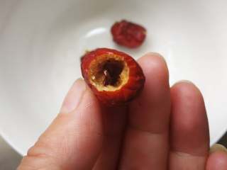 2、核桃枣馒头,核就取出来了,是不是很简单。只要不是特别干的枣子就可以。很干的可以泡软一点。