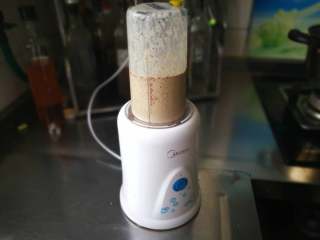 3、核桃枣馒头,去核的枣和核桃加150g左右的清水用料理机打碎。没有料理机的把枣切碎,核桃压碎也可以。有颗粒更能看到真材实料。