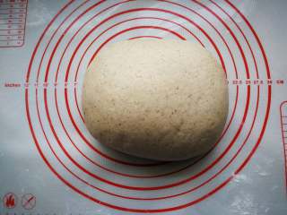 7、核桃枣馒头,取出面团用手在撒干粉的面板上反复揉压排气,不断的揉压,