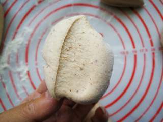 8、核桃枣馒头,揉好后,切一刀切面无气孔,这样蒸出的馒头才会光滑。看一点气孔也没有哦,这是馒头光滑的关键。