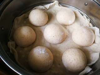 11、核桃枣馒头,室温醒发至馒头表面光滑就可以上锅蒸了。醒发好的馒头用手掂量一下会很轻。