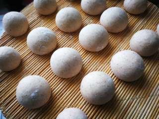 10、核桃枣馒头,揉圆