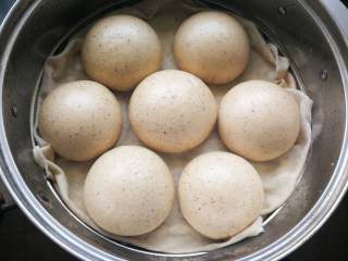 12、核桃枣馒头,冷水上锅蒸20分钟。关火后过5分钟左右再打开锅盖,马上开盖馒头会回缩。馒头是不是光亮亮的。