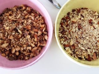 2、金华火腿伍仁馅,核桃和大杏仁要切碎，尽量碎一点哦！不然包月饼时会把皮戳破