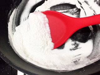 4、金华火腿伍仁馅,不停翻炒