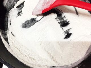 5、金华火腿伍仁馅,炒致微微发黄即可