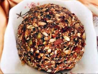 15、金华火腿伍仁馅,吃过的朋友都说好吃，还有向我订做的，????所以这个中秋真的很忙……