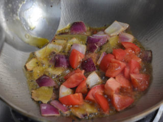 10、沙茶酱炖牛肉，牛肉米粉，两吃才更美,下西红柿块翻炒。