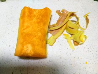 4、 银耳南瓜汤,把南瓜去皮，请多去一些皮，这样不用吃起来觉得口感不好。