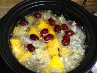 12、 银耳南瓜汤,煲好的银耳汤开大火下入红糖，红糖化后就可以食用了。