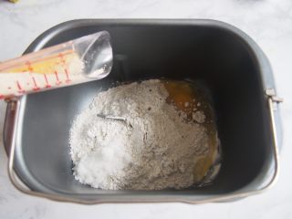 2、黑麦红枣核桃卷,加入鸡蛋、白糖，在另一个角落加入酵母。