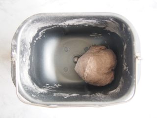 3、黑麦红枣核桃卷,加入清水，要根据面团的软硬程度进行适当调整，启动揉面程序，揉成光滑面团。
