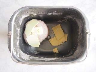 4、黑麦红枣核桃卷,加入软化的黄油，继续揉至出膜。