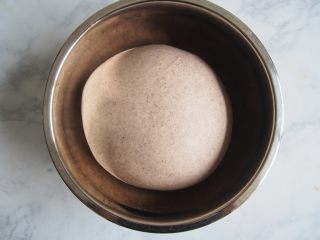 7、黑麦红枣核桃卷,发酵好的面团。