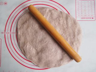 8、黑麦红枣核桃卷,发酵好的面团进行排气。