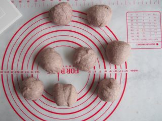 9、黑麦红枣核桃卷,分成8份，分别揉圆，醒发10分钟左右。