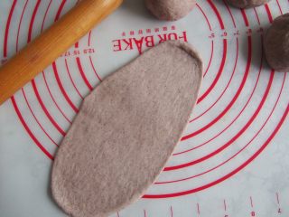 10、黑麦红枣核桃卷,醒发好的面团擀成长舌状。