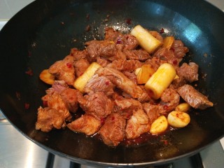 9、炖羊肉,倒入15克红烧酱油炒均匀。