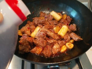 10、炖羊肉,倒入15克料酒。