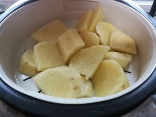 2、健脾瘦身早餐 茯苓山药土豆泥,切块,隔水蒸十五分钟