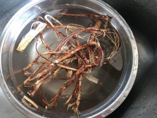 4、五指毛桃老鸡汤~广式老火靓汤,五指毛桃浸泡十分钟