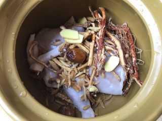 9、五指毛桃老鸡汤~广式老火靓汤,把鸡,麦冬,党参,姜片,蜜枣,五指毛桃放入汤锅里