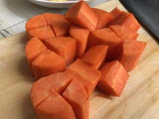 13、五指毛桃老鸡汤~广式老火靓汤,红萝卜去皮切块