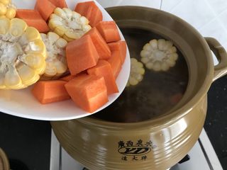 14、五指毛桃老鸡汤~广式老火靓汤,汤煲至1个小时后,加入玉米萝卜,再煲半小时至一小时