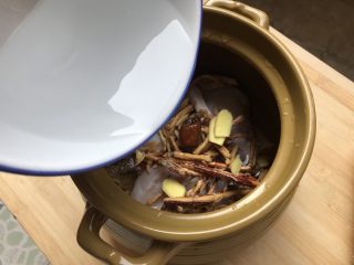 10、五指毛桃老鸡汤~广式老火靓汤,加入十碗清水,水量可视自家人的量增减