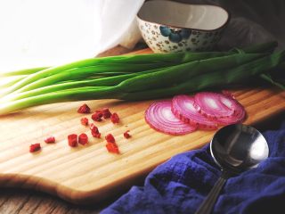 1、十分钟无油又过瘾的 香辣酱油炒饭/拌饭,准备材料