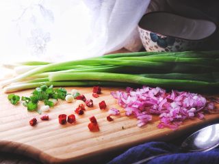 2、十分钟无油又过瘾的 香辣酱油炒饭/拌饭,将洋葱 小葱 辣椒切碎