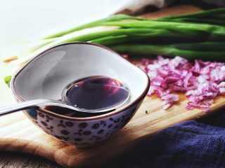 3、十分钟无油又过瘾的 香辣酱油炒饭/拌饭,碗内放入酱油