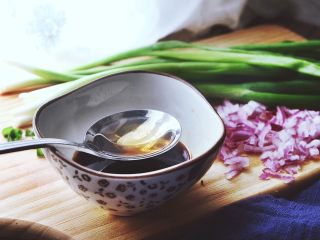 5、十分钟无油又过瘾的 香辣酱油炒饭/拌饭,放入料酒