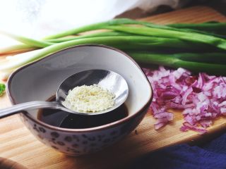 6、十分钟无油又过瘾的 香辣酱油炒饭/拌饭,放入鸡精