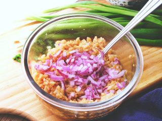 8、十分钟无油又过瘾的 香辣酱油炒饭/拌饭,加入洋葱