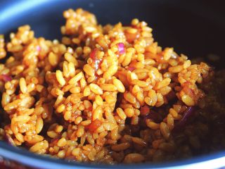 9、十分钟无油又过瘾的 香辣酱油炒饭/拌饭,一起放入不粘锅内