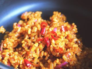 10、十分钟无油又过瘾的 香辣酱油炒饭/拌饭,加入辣椒碎翻炒一会，到米饭冒热气即可