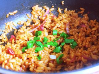 11、十分钟无油又过瘾的 香辣酱油炒饭/拌饭,加入小葱拌匀出锅