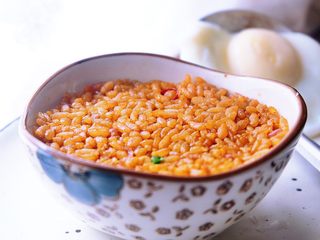 12、十分钟无油又过瘾的 香辣酱油炒饭/拌饭,炒好后倒入碗中压平