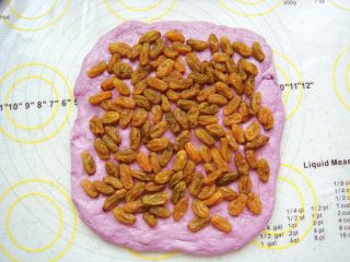 9、紫薯软欧包,均匀的铺上一层葡萄干。