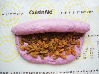 10、紫薯软欧包,由上至下卷起来。