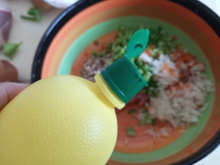 7、十味+蛋黄酱彩蔬蒸肉蛋,猪肉泥混合蔬菜碎加入柠檬汁