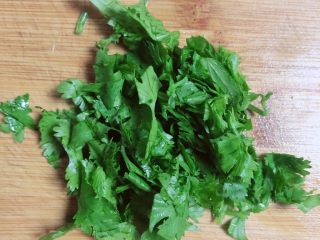 13、罗宋汤,切好香菜末。