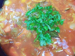 14、罗宋汤,出锅关火放入香菜末。