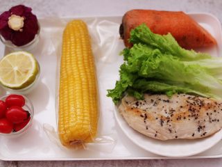 1、鸡胸肉时蔬沙拉,首先把所有的食材备齐，我用的鸡胸肉是即食的，也可以自己用生的煮一下，也是一样的，玉米剥粒备用。
