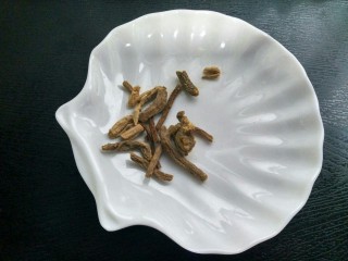 1、当归黄芪煮鸡蛋,准备当归。