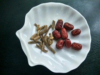 2、当归黄芪煮鸡蛋,准备红枣。