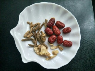 3、当归黄芪煮鸡蛋,准备黄芪。