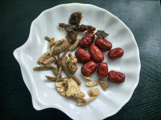 4、当归黄芪煮鸡蛋,准备党参和桂圆。